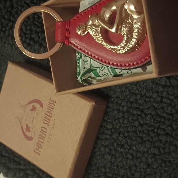 The Key Ring Red - Picture 4 of 5